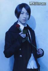 【中古】生写真(男性) 鈴木拡樹/膝上・衣装黒・右向き・両手花・立ち・六切ワイド/Be With プロデュース VOL.24 舞台「LABYRINTH ラビリンス」ブロマイド