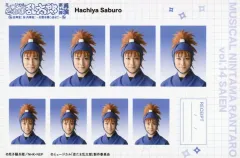 【中古】生写真(男性) 久下恭平(鉢屋三郎)/横型・キャラクターショット・ポストカードサイズ/「ミュージカル『忍たま乱太郎』第14弾再演 五年生!対 六年生! ～お宝を探し出せ!!～」証明写真館