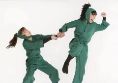 【中古】生写真(男性) 反橋宗一郎(善法寺伊作)・早乙女じょうじ(七松小平太)/横型・膝上・衣装緑・腕掴み・キャラクターショット/「ミュージカル 忍たま乱太郎 第七弾 水軍砦三つ巴の戦い!」ブロマイド