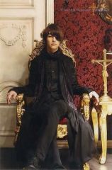 【中古】生写真(男性) 鈴木拡樹(マコーレイ)/全身・衣装黒・椅子座り・両手肘掛け・足組・A4サイズ・キャラクターショット/DVD「Innocent World」発売記念イベント<<Innocent Midsummer～真夏世界>>大型