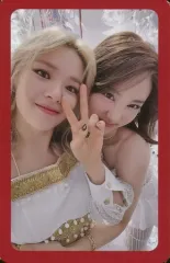 【中古】コレクションカード(女性) TWICE/ナヨン・ジョンヨン/赤枠・衣装白・抱きしめ・背景白/CD「MORE ＆ MORE」付属フォトカード