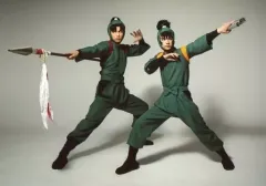 【中古】生写真(男性) 秋沢健太朗(食満留三郎)・渡辺和貴(潮江文次郎)/横型・全身・衣装緑・片手武器・渡辺目線左・秋沢目線右・足広げ・背景グレー・キャラクターショット/「ミュージカル『忍たま乱太郎』第10弾再演 ～これぞ忍者の大運動会だ!～」ブロマイド