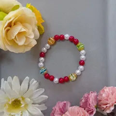 赤×白ビーズ＋装飾パーツ入りブレスレット（17cm）／ハンドメイド・艶あり・個性派デザイン