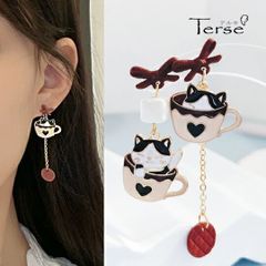 カフェ猫アシンメトリーピアス】猫カップ コーヒー クッキー リボン キューブシュガー チェーン ゆらゆら かわいい 個性的 遊び心 春 夏 秋 冬 お出かけ デート 女子会 カフェ好き 猫好き プレゼント ギフト 母の日 誕生日 送料無料 即購入OK