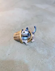 USAより　バスケットに入った猫　ブローチ　ゴールドトーンの金属にエナメル加工