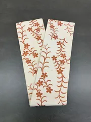 白地に赤茶色の花模様　半幅帯