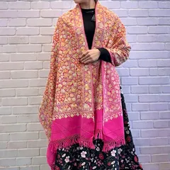 ショール カシミール刺繍 メリノウール 大判 手刺繍 花柄 ピンク×イエロー インド製 一点物 伝統工芸 華やか 品格 伝統技法 上質 熟練職人 立体感 奥行き 存在感 手仕事 温もり 魅力 羽織り 華やぎ 顔まわり 演出 大人 気品 ストール 唯一無二