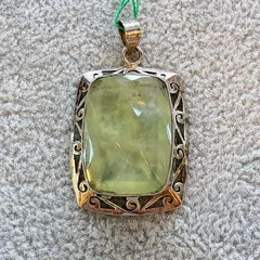 ペンダントトップ シルバー925 プレナイト 大粒 天然石 ペンダントヘッド ハンドメイド 手作り 一点もの グリーン 耀き 自然 育み ジュエリー アクセサリー 特有 半透明 奥行き 透かし 装飾 アンティーク 胸元 格上げ 落ち着き 知性 唯一無二 大人