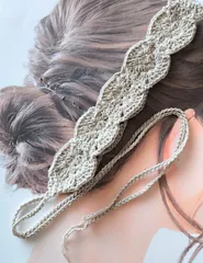 かぎ針編みのスクエアモチーフ繋ぎヘアーバンド