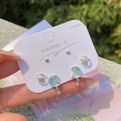 水色ムーン×惑星モチーフミニピアス6点セット｜幻想的ブルートーンで耳元に宇宙感プラス   デイリーにも映えるトレンド感たっぷりの韓国風アクセサリー   揺れ感と可愛さを両立させた小ぶりデザインで重ね付けも楽しめる今季注目アイテム