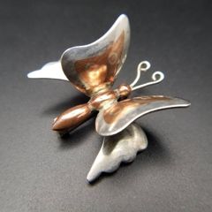 天野ミサ スカラベモチーフ ブローチ 天然石チャーム付き - メルカリ
