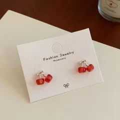 ミニさくらんぼモチーフピアス  小粒レッドフルーツデザイン  甘かわいい揺れ感  レディースアクセサリー  デイリー使い  通勤通学  デート向け  フェミニンコーデ  ギフトにもオススメ