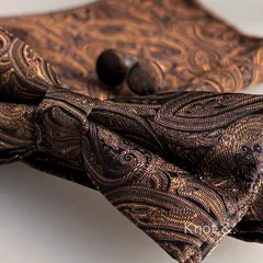 【蝶ネクタイ ポケットチーフ カフス 】 ブラックブラウン × ブロンズ ブラウンゴールド  ペイズリー柄  / ネイビー ブラウン チャコールグレー の タキシード スーツ におすすめ / 前撮り 結婚式 二次会 のフォーマル小物 メンズ ネクタイ