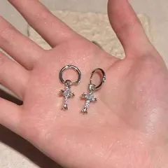 シルバーカラークロスデザインフープピアス シンプルながらも存在感のある十字架モチーフでカジュアルにもフォーマルにも合わせやすいおしゃれアクセサリー レトロ中世インスタル