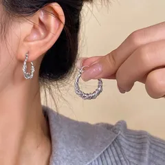 ツイストフープピアス  （シルバー）繊細ツイストデザイン  耳元の立体感溢れる  存在感   上品フープピアス   カジュアルにも   キレイめにも    デイリー使い   フォーマル    洗練された1品