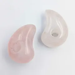 勾玉 ローズクォーツ 2個 約18×12mm 穴径約3mm ピンク 桃色 天然石 魔除け お守り 厄除け スピリチュアルパワーストーン ビーズクラブ