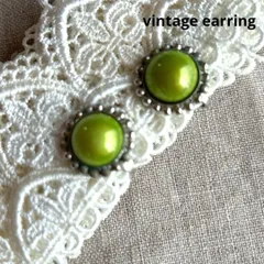 07541ヴィンテージうぐいす色カボションにつぶつぶシルバーフレームのイヤリング