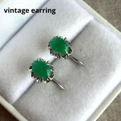 07542ヴィンテージ エメラルドグリーンのカボションにシルバー爪のイヤリング