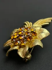 【極美品】ヴィンテージ ゴールドトーン 華やかなフラワーモチーフ ブローチ ラインストーン