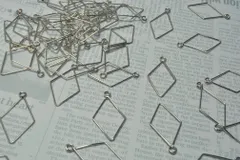 フレーム チャーム ひし形 シルバー 10個 23mm ピアス イヤリング アクセサリー カン付 ビーズクラブ