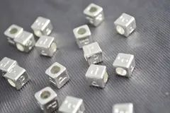 ビーズクラブ ロンデル メタルビーズ キューブ型 アルファベット 「P」 シルバー 7mm 1個 イニシャル ブレスレット