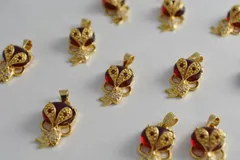 チャーム 猫 女の子 石付 金 レッド 1個 24mm ビーズクラブ