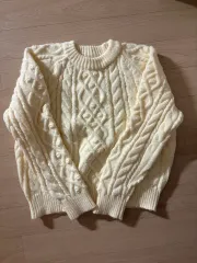 ケーブル編みニット
