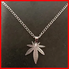 ★B級品★シルバーカラーのマリファナチャームのネックレス⭕️商品説明必読