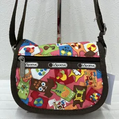 8417　LeSportsac レスポートサック　　肩がけ　斜めがけ　紐調節可能　ショルダーバッグ　ミニバッグ　総柄　ポケット多数　多機能　機能的　ナイロン　カジュアル　シンプル