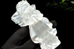 浄化力抜群！ セレナイト(透石膏)　88-90x46-50x34-38mm　天使彫刻 原石 1個売り パワーストーン 天然石 _CRG224【宅急便】