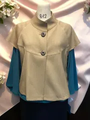 日本製！レディースフアッション、ミセス、 袖付きベスト（背裏）スタンドカラー、トップス、落ち感がよく、ややＡラインでゆったりめのシルエットです。４０代５０代６０代　16,280円（14,800円）の商品。