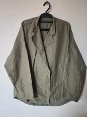 カーキ色 ショート ジャケット 季節の変わり目 アウター