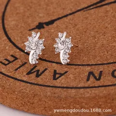 シルバーカラー巻貝モチーフキラキラダイヤモンドピアス、海の輝きを耳元に演出するファッションジュエリー、デイリー＆パーティー両用アクセサリー