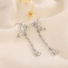 輝く蝶モチーフと揺れるチェーンデザインのダイヤモンドピアス、華やかで女性らしい上品ジュエリー、パーティーやデイリーコーデにも最適なイヤアクセサリー