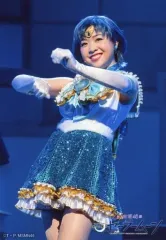 【中古】生写真(乃木坂46) 渡辺みり愛(セーラーマーキュリー)/ライブフォト・膝上・衣装白・水色・両手曲げ・左手グー・背景青・キャラクターショット/TeamSTAR/乃木坂46版 ミュージカル「美少女戦士セーラームーン」ランダム舞台写真ブロマイド