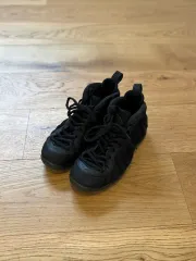 ナイキ エアフォームポジット オールブラック