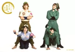 【中古】生写真(男性) 集合(4人)/横型・全身・前列座り・衣装緑茶・腕組み・背景白・キャラクターショット/「ミュージカル『忍たま乱太郎』第9弾 ～忍術学園陥落!夢のまた夢!?～」ブロマイド2セット購入特典