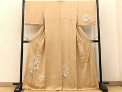 訪問着 正絹縮緬生地 ベージュ地に鞘型の地織り地にラメ箔の花友禅柄 
