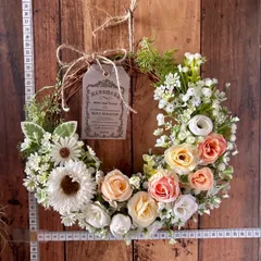 8-010 ナチュラルリース　ボタニカルリース　春リース　スプリング　三日月リース　花かごリース　ぷっくりリース　ドアリース　玄関リース　薔薇　ローズ　ディスプレイ　店舗　什器　撮影背景