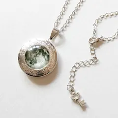 【シルバー】月のロケットペンダント／ガラスカボションロングネックレス満月ムーン