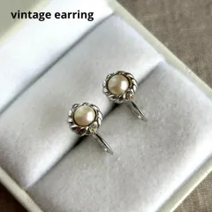07551ヴィンテージ シルバーフレームの上品パールイヤリング