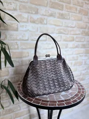 がま口ハンドバッグ｜編み込み風フェイクレザー｜ダークブラウン｜クラシック大人バッグ