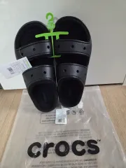Crocs Classic Cozy Fur サンダル ブラック