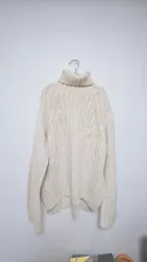 アイボリー色 ケーブル編み ニット タートルネック