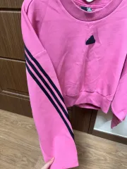 アディダス ピンク クロップド スウェット