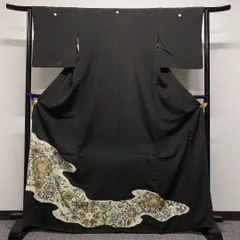 黒留袖　金駒刺繍　金彩　菊花　華紋　唐花模様　牡丹　着物　081t