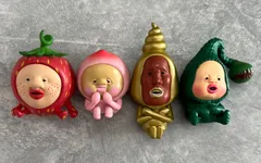 こびとづかん  おすわりマスコット2   おすわりマスコット3 マモリコモリ　タカラコガネ　イチゴクレナイ　カクレモモジリ　シークレット　ヨウニンキ　マスコット　小人図鑑　こびと図鑑　こびとずかん　おもちゃ　カプセルトイ　ガチャガチャ　ガチャ　ガシャポン