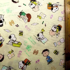 約108×40  8215 キャラクター 生地 布  スヌーピー （ 薄クリーム系 )