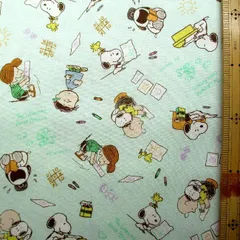 約108×40  8216 キャラクター 生地 布  スヌーピー （ 薄グリーン系 )