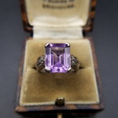 ♦️刻印925トライアングル形アメジスト石付縦爪リング 両側薄紫色石付 